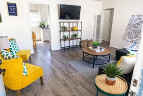 Amazing Pacific Beach Bungalow - Image 2