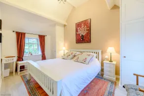 Charming Cotswold Cottage in Fulbrook - The Reading Room - Image 4