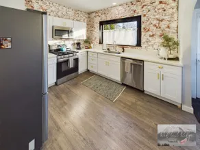 Vintage Modern Beauty Downtown - Image 3