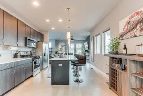 Modern And Spacious Townhouse Blocks from Downtown - Image 5