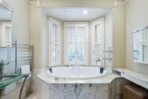 Mesmerising 3BR Home Cinema Room Spa Bath - Image 2