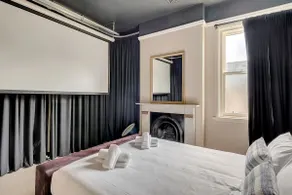 Mesmerising 3BR Home Cinema Room Spa Bath - Image 4