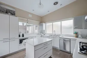 Mesmerising 3BR Home Cinema Room Spa Bath - Image 3