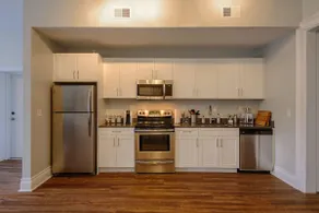 Bright Spacious Midtown Getaway King Bed - Image 4