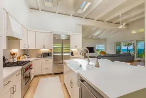 Haena Modern Beachfront Sleeps 12 - Image 4