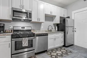Comfortable stay downtown near sculpture park-7 - Image 3