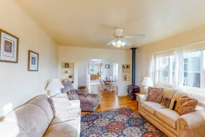 One block to the ocean & Nye Beach Sunny home with - Image 5