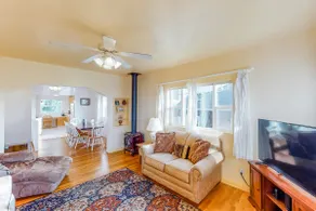 One block to the ocean & Nye Beach Sunny home with - Image 4