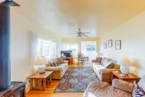 One block to the ocean & Nye Beach Sunny home with - Image 2