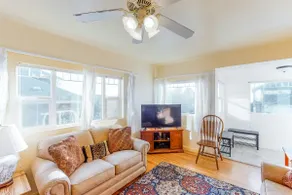 One block to the ocean & Nye Beach Sunny home with - Image 3