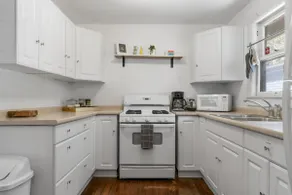 La Treehouse | Cozy East Side Stay | Full Kitchen - Image 3