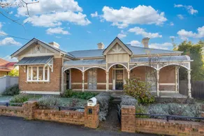 'Barton House' - Ideal Location, Stroll to CBD - Image 2