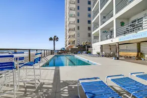 Condo confortable en bord de plage avec WiFi, vues et accès piscine - Image 3