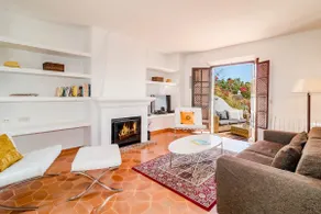 En- Cozy Andalusian Style Townhouse In Marbella - Image 2