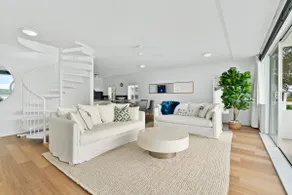 Penthouse with Private Roof top terrace- NOOSA - Image 2
