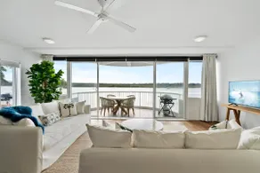 Penthouse with Private Roof top terrace- NOOSA - Image 3