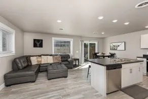 Delightful, new townhome downtown - Image 3