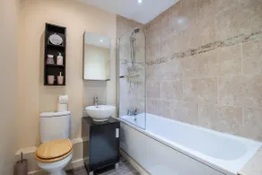 Modern-Apartment-Private bathroom-Courtyard - Image 5