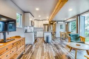 Beautiful storage container home w/ Columbia Gorge - Image 5