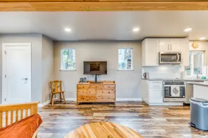 Beautiful storage container home w/ Columbia Gorge - Image 3