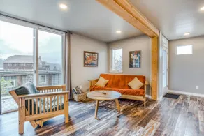Beautiful storage container home w/ Columbia Gorge - Image 2