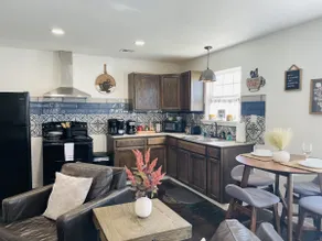 The Coffee House: 1 bedroom unit with free WiFi - Image 5
