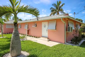 West End Paradise Sanddollar 7 - Quaint Hotel Styl - Image 2