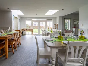 Beautiful country house with spacious garden - Image 3