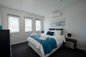 Luxury Pet-Friendly 4BR Home Walk to Beach - Image 3