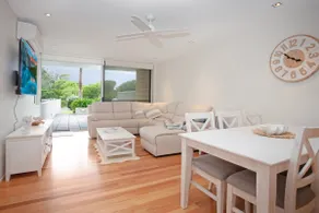 Beachfront on Bennetts Beaches Apartment 4 - Image 3