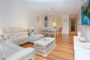 Beachfront on Bennetts Beaches Apartment 4 - Image 4