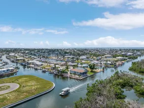 Welcome to Porchfish! 3/2 in St. James City! Boat lift & Beautiful Views! No Hurricane Damage - Image 4