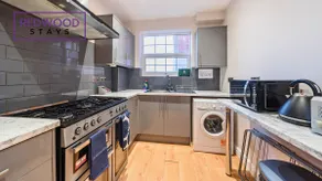 Spacious Apartment, 6 Adults, Smart TV, WiFi - Image 3