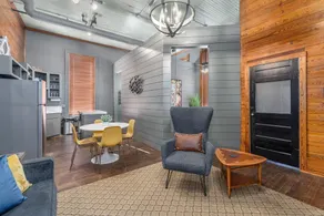 Starlet: Historic Downtown Bryan/King Beds - Image 4