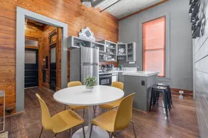Starlet: Historic Downtown Bryan/King Beds - Image 2