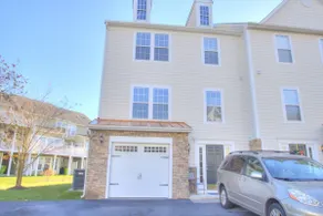 Spacious w/community pool, 9 min. drive to beach. - Image 3
