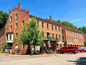 Pearl`s Place in heart of Historic Roscoe Village - Image 3