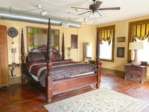 Pearl`s Place in heart of Historic Roscoe Village - Image 2