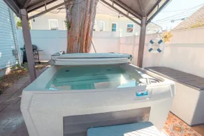 BoDeke's N. Tacoma Landing w/HOT TUB, near UPS - Image 2