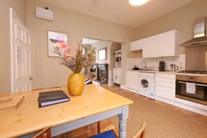 Fifth Quarter Apartment with Free Parking - Image 4