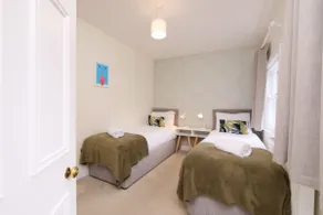 Fifth Quarter Apartment with Free Parking - Image 5