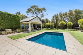 Bella Vista Retreat With Pool 950m to Beach - Image 4