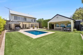 Bella Vista Retreat With Pool 950m to Beach - Image 3