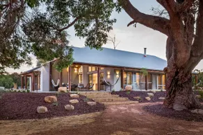 Amaroo Luxe Hinterland Farmhouse Studio - Image 5