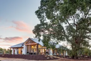 Amaroo Luxe Hinterland Farmhouse Studio - Image 3