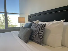 Remarkable 2 Bed Riverfront Park Travel Apartment - Image 3
