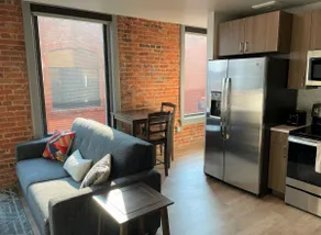 Marvelous 1 Bed Riverfront Park Travel Apartment - Image 2