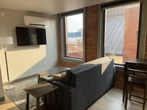 Marvelous 1 Bed Riverfront Park Travel Apartment - Image 4