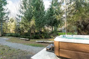 Wallace River Retreat: Riverfront acre w/ hot tub - Image 3
