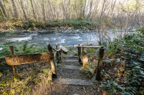 Wallace River Retreat: Riverfront acre w/ hot tub - Image 5